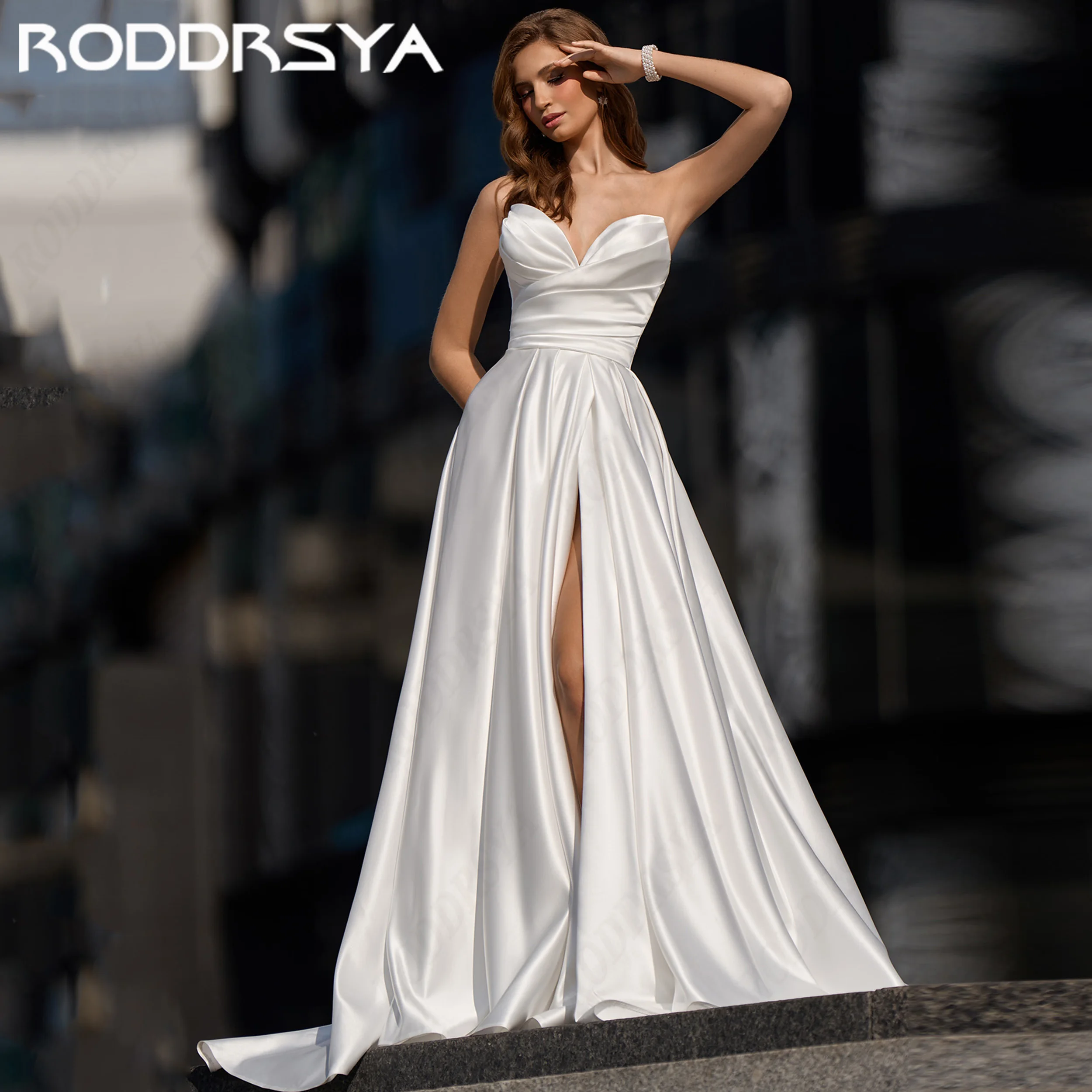 RODDRSYA 2026 Maßgeschneiderte Stilvolle Satin Hochspalt Brautkleid für Frauen Armreifenlose Abiti sposa Plisserte A Line Brautkleider Bodenlänge Satin Schlitz Brautkleid einfaches armreifenlose