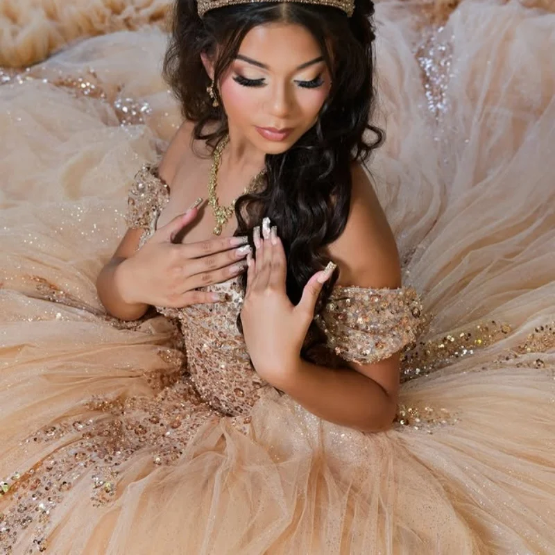 

Платье Quinceanera цвета шампанского с открытыми плечами, кружевное многослойное блестящее кристаллическое платье с длинным хвостом, платья de 15, Quinceanera ﻿ Индивидуальный