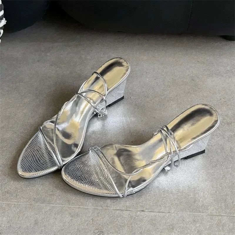 Aneikeh Modische Schmalbandige Damen Goldene Keilsandalen mit Aufdruck, Offene Zehenpartie, Knöchelriemen, Elegante Party- und Hochzeitssandalen für den Sommer