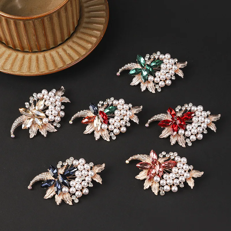 Cross border suit coat versatile alloy diamond studded pin accessories, exquisite imitation pearl flower leaf brooch