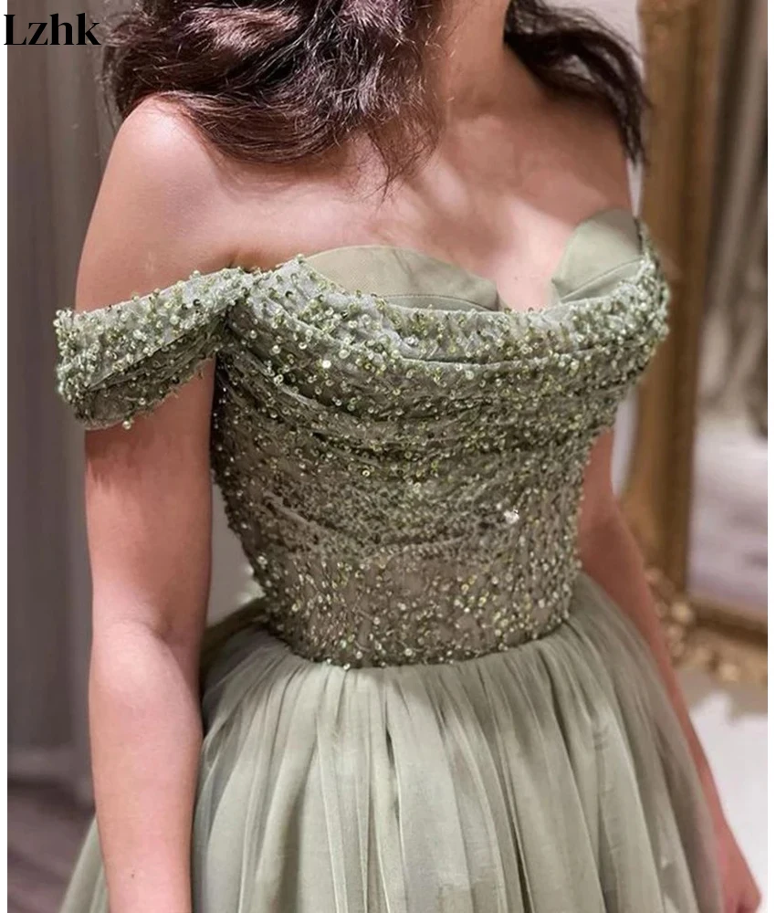 Suknia wieczorowa z tiulu w kształcie litery A, z odkrytymi ramionami, zdobiona cekinami i koralikami, z dekoltem w serduszko, długa do podłogi, idealna na studniówkę.