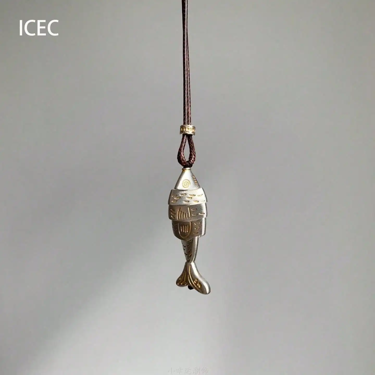 

Vintage-Inspired "Cool-Girl" Style Necklace — Patchwork Little Fish Pendant | Niche Designer Aesthetic | Exquisite Long-Length Chain | Perfect for Autumn & Winter Sweaters