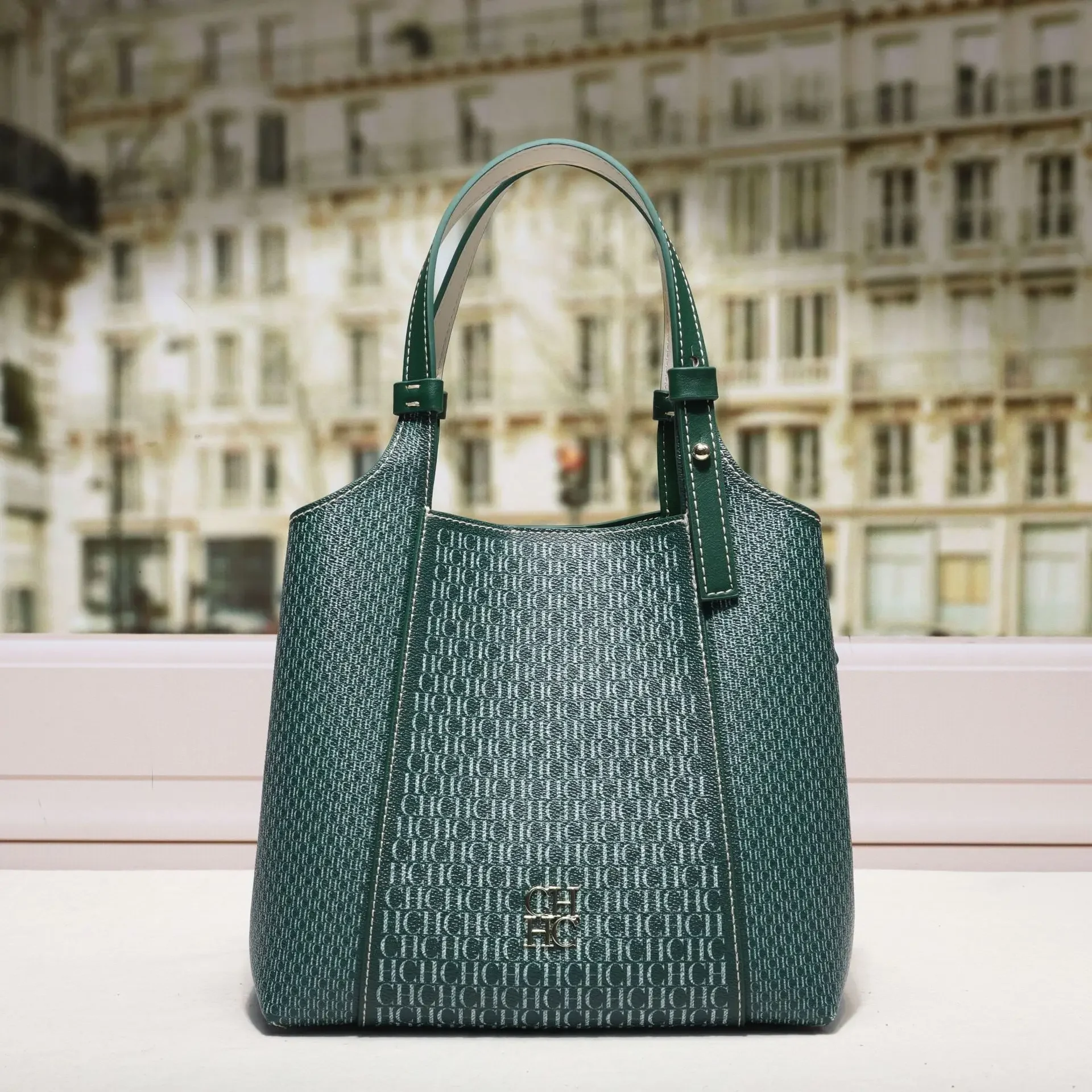 

Premium Women Messenger Bag In Sumptuous Leather: Famous Designer Inspired Crossbody-Bag With Shoulder And Spacious Capacity