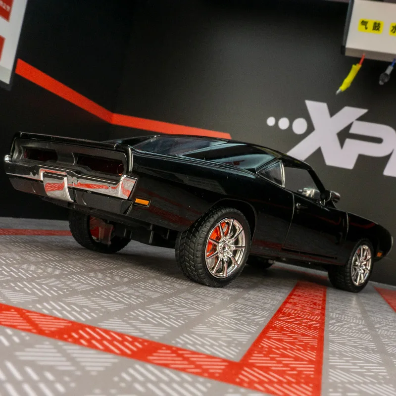 

Модель автомобиля Dodge из сплава 1:24 с рулевым механизмом, звуковыми и световыми игрушками, дверями и капотом двигателя, можно открыть багажник.