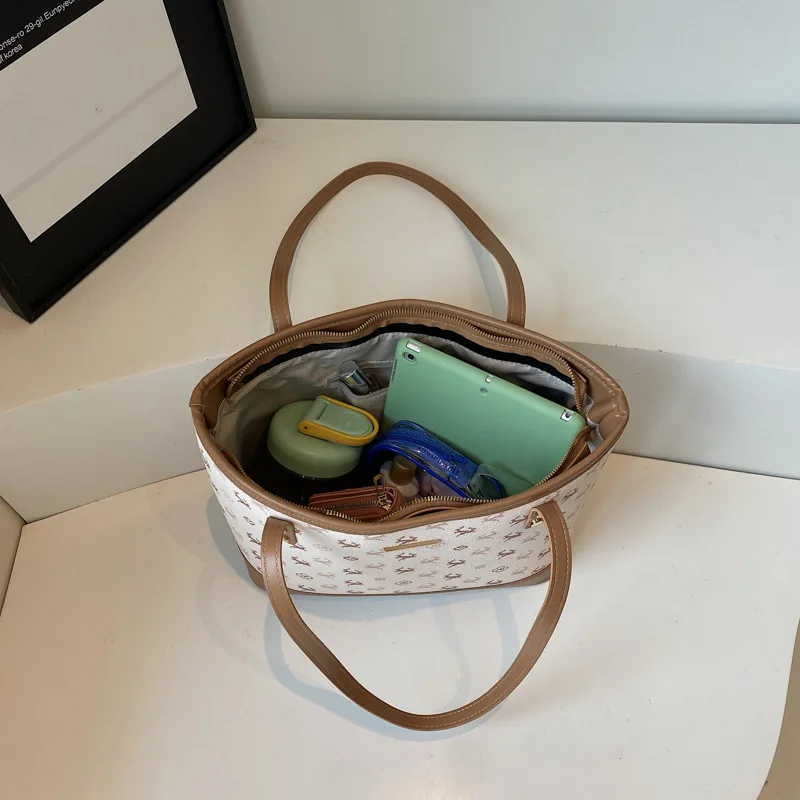 حقيبة يد واسعة لعام 2025 للنساء، محفظة كتف بحزام كروس قابلة للتعديل مع مقبض علوي، مناسبة للتنقل بالعمل