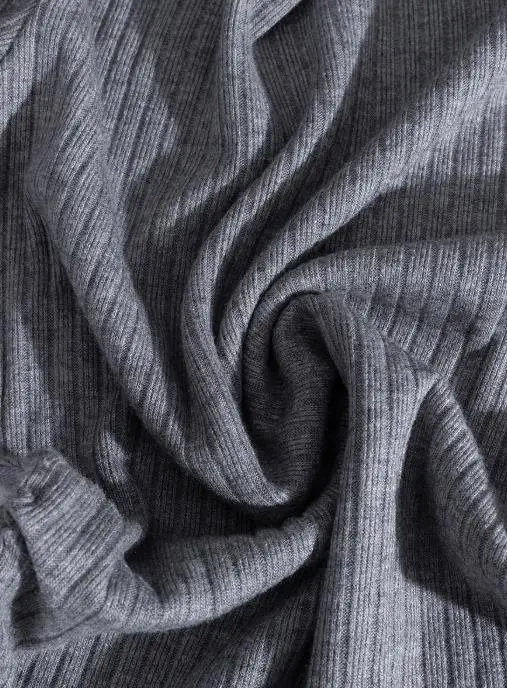 مزاجه محبوك قميص 2025 الخريف نمط جديد رمادي مائل الكتف كم طويل ملابس نسائية