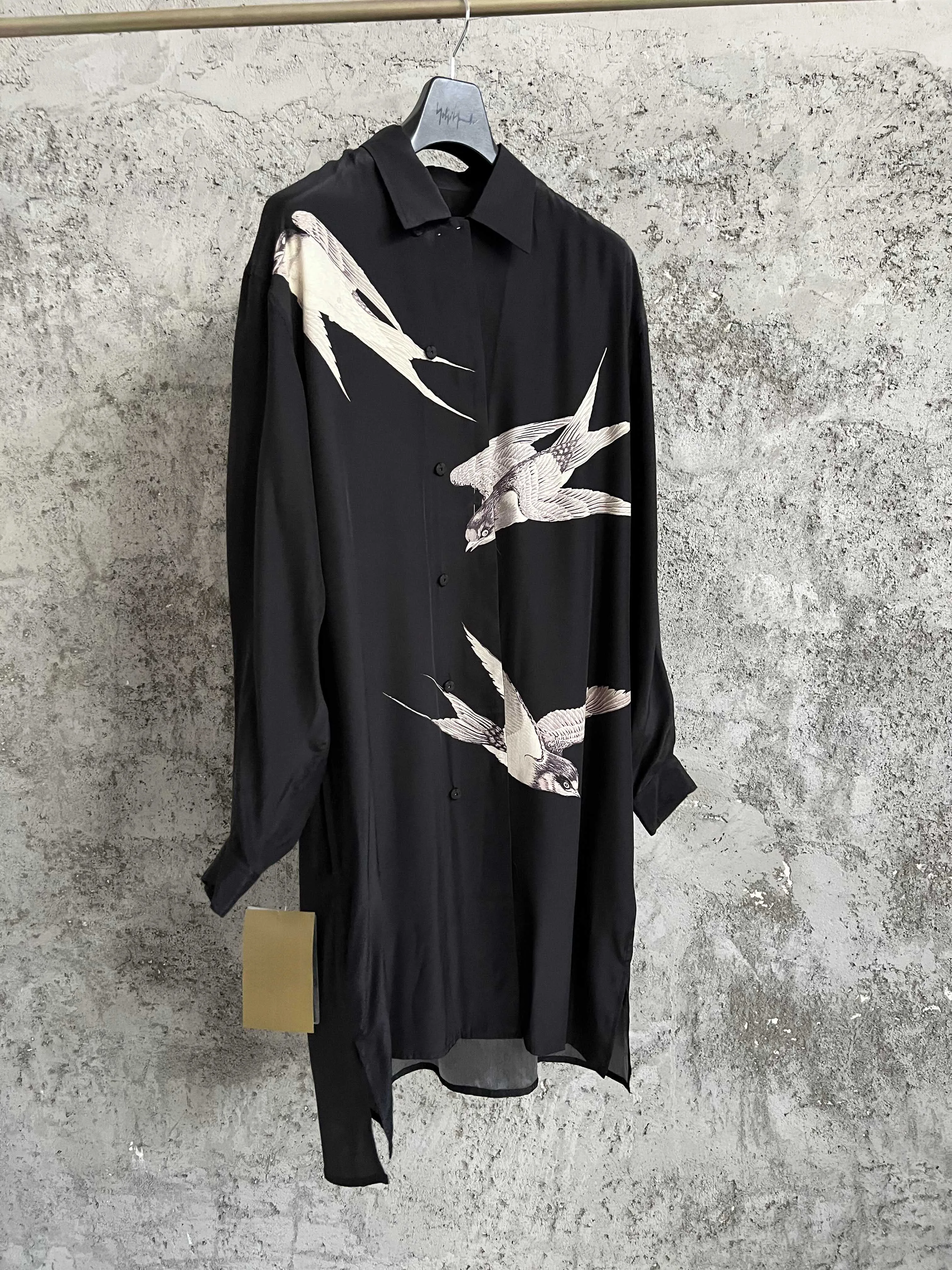 

Оригинальный дизайн, принт с тремя ласточками, черная шелковая рубашка с длинными рукавами, темная и свободная для мужчин.