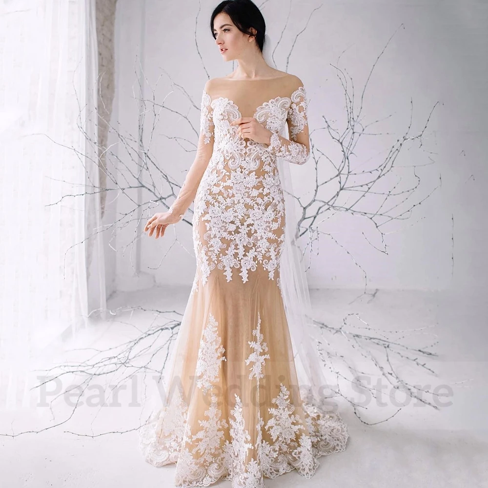 Charmante robe de mariée sirène champagne avec appliques blanches, longueur au sol, manches longues, encolure dégagée, dos nu, patients, église, quoi que ce soit