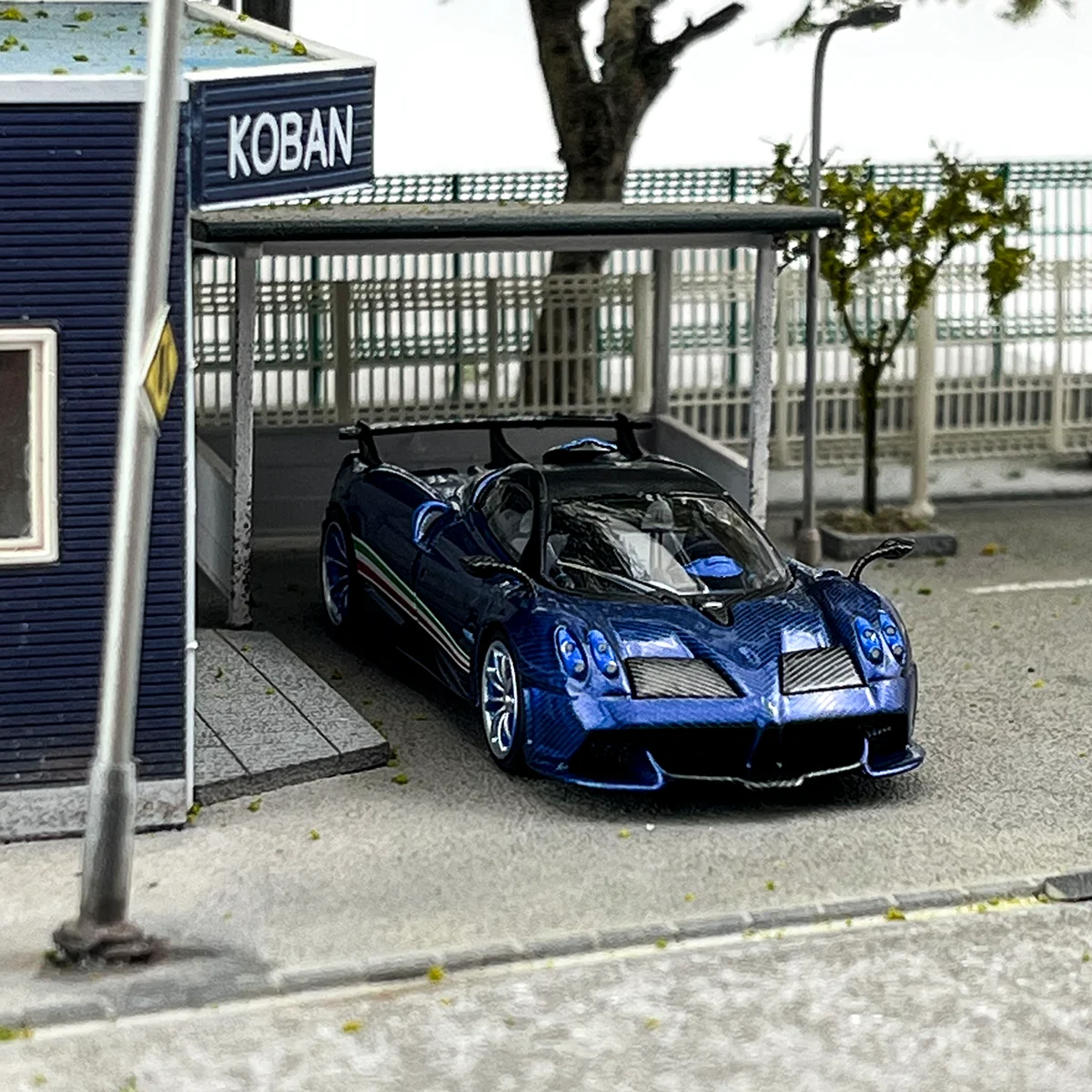 

Модель CM 1:64 Pagani Huayra, трехцветная модель автомобиля из сплава с флагом