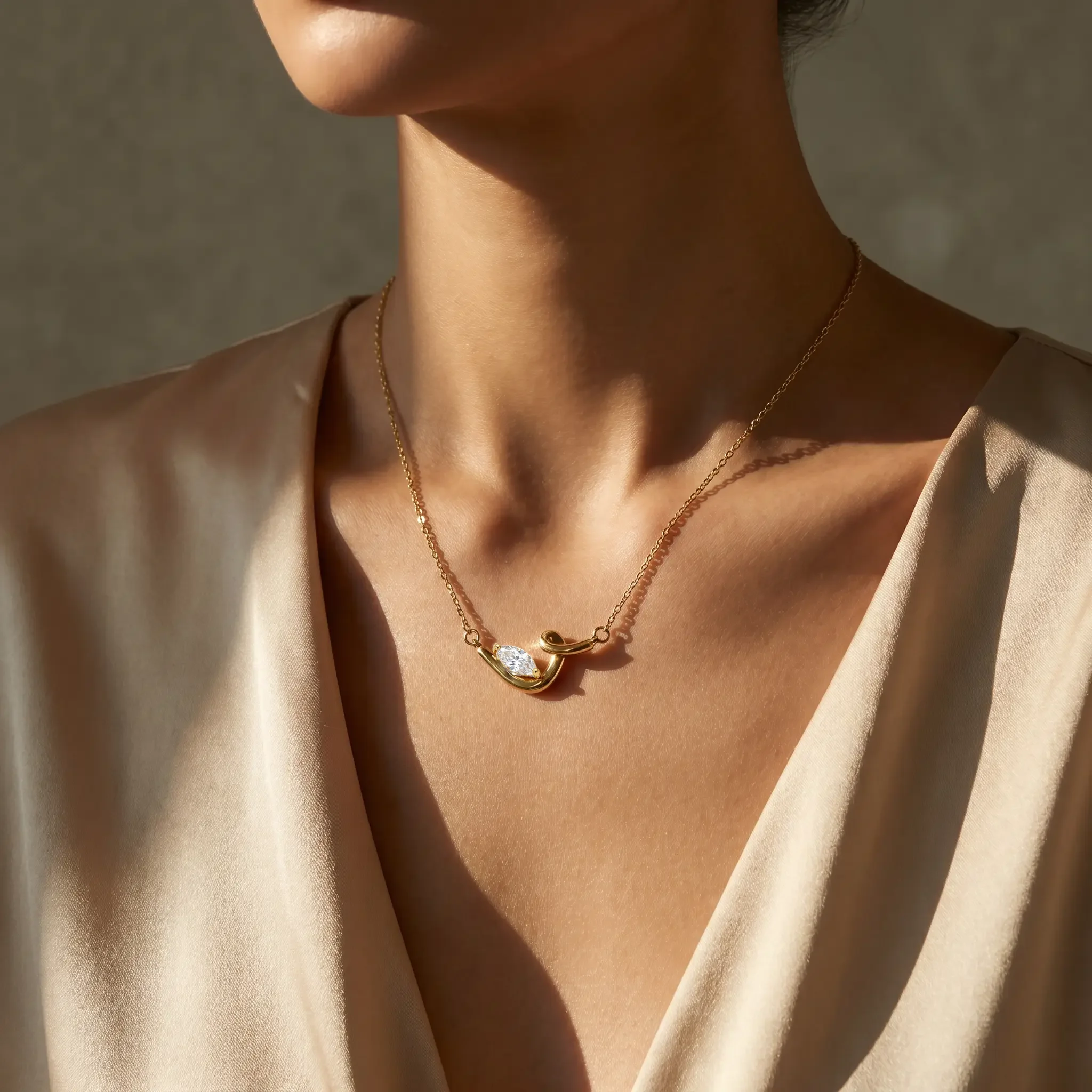 Moonmory Halskette mit tropfenförmigem Messinganhänger im schlichten Design für Damen, 18 Karat vergoldet, 50 cm verstellbare Kette, Muttertag – Detail 7