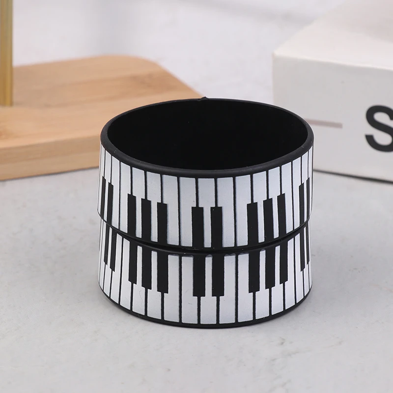 

1 шт. модные силиконовые браслеты с клавиатурой фортепиано, идеально подходящие для любителей музыки и фестивалей, подходят для всех сезонов