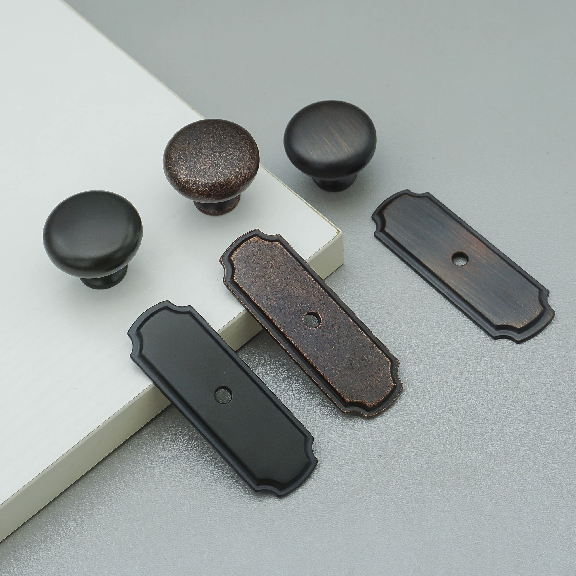 マットブラックの引き出しノブ、バックプレート付き、モダンなキ - Furniture Hardware With Backplate のレビューと価格