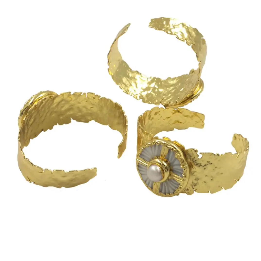 WT-MPB123 Unique Retro White Shell And Pearl Paved Flower Shape Pendant Yellow Brass Cuff Bangle For 5 PCS A Lot Accessory