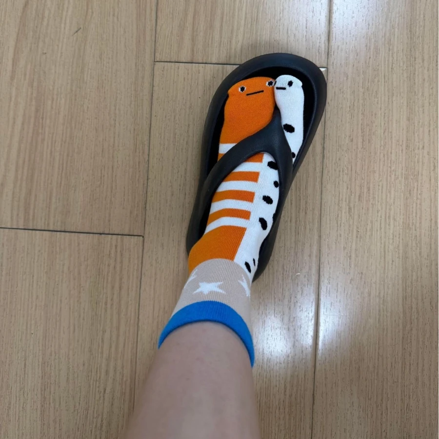 3 pares de chinelos divertidos de verão com dedos divididos, design divertido listrado de enguia de jardim, estilo de casal, estilo de férias à beira-mar, macio e confortável