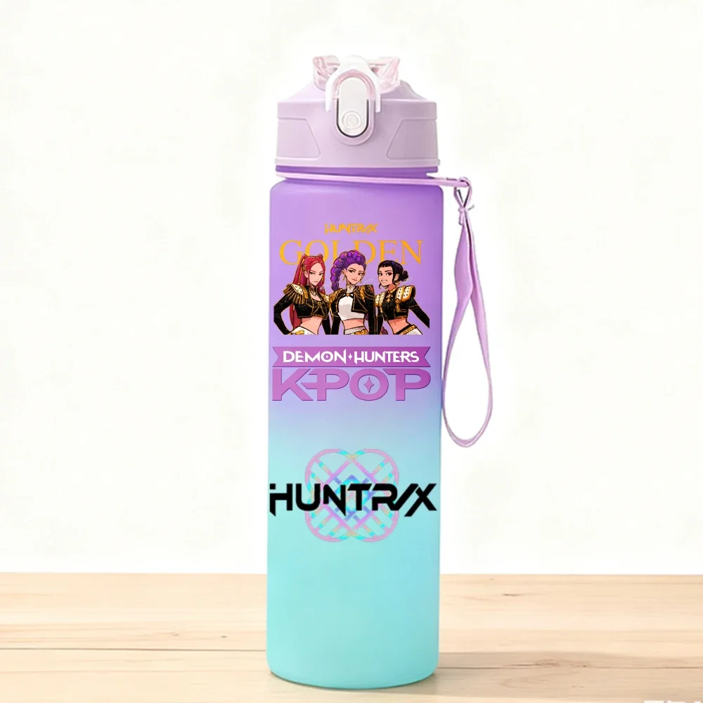 ขวดน้ำกีฬา KPop Demon Hunters 750 มล. ลายการ์ตูนน่ารักสำหรับเด็ก แก้วน้ำพลาสติกสำหรับเด็ก ลายอนิเมะ  ภาชนะใส่เครื่องดื่มเย็นแบบพกพา แก้วน้ำผลไม้