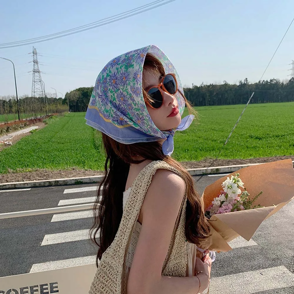 ผ้าพันคอผ้าไหมฤดูใบไม้ผลิระบายอากาศดูดซับเหงื่อแห้งเร็วดอกไม้พิมพ์ผ้าคลุมศีรษะครีมกันแดดที่มีสีสันผ้าพันคอฮิญาบสี่เหลี่ยมฤดูร้อน
