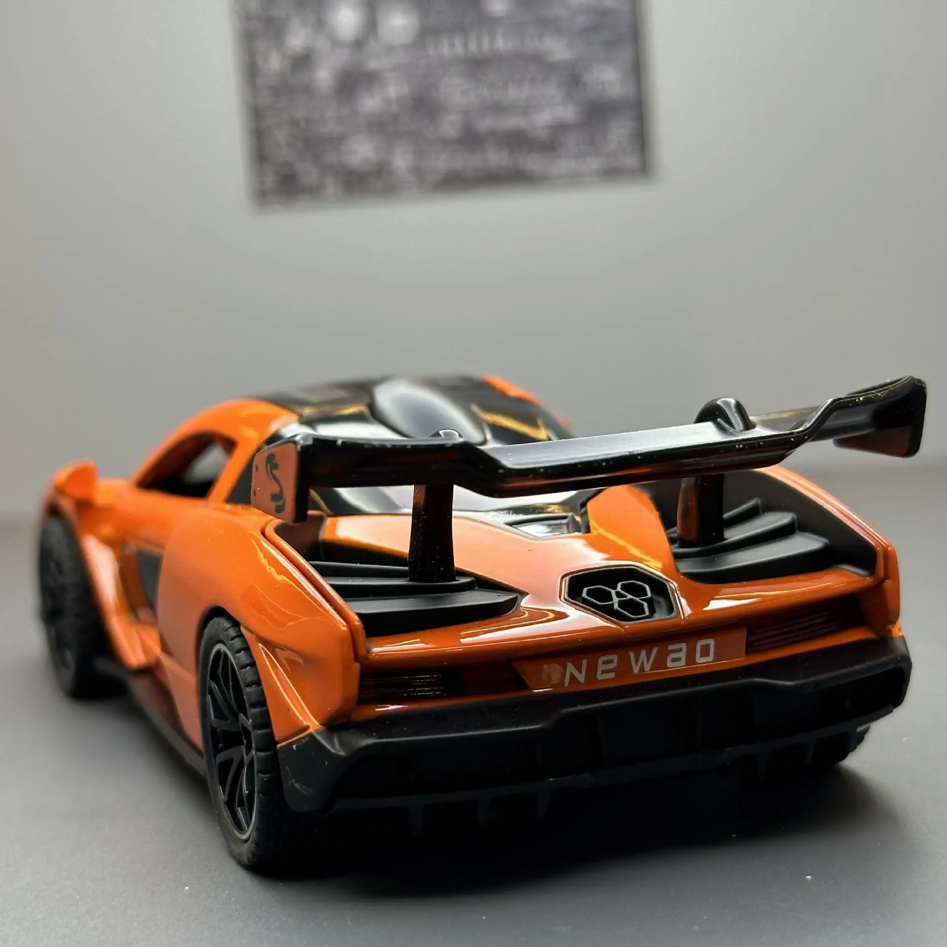 合金スポーツカーモデル、音と光のプルバックモデル、セナモデル、車のデスクトップルームオーナメント、おもちゃギフト1:32スケール