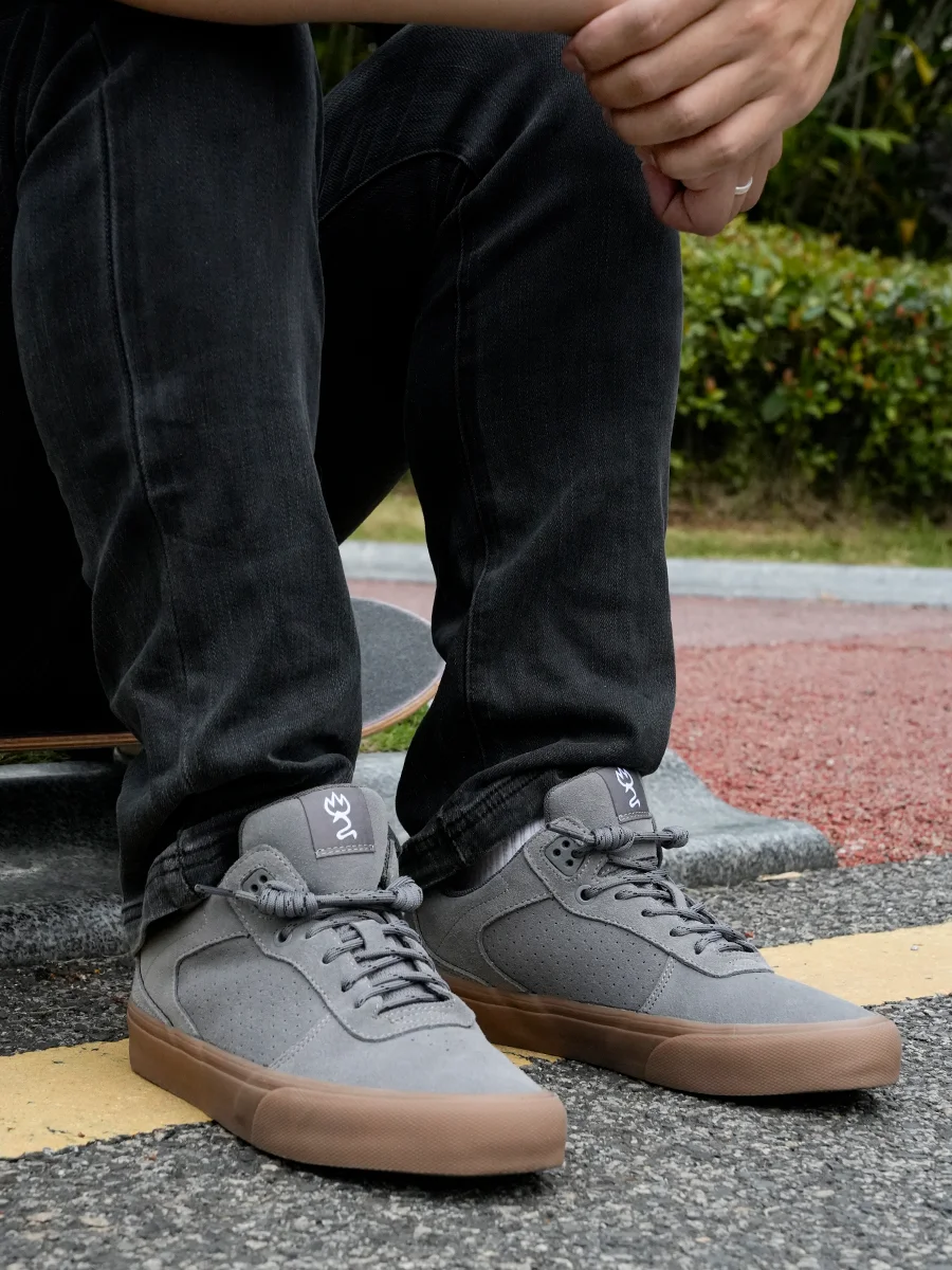 Joiints gray skateboard Lace-up Suede shock  Professional Casual Street Wear for men women  Gray stripes&gray two-tone shoelace