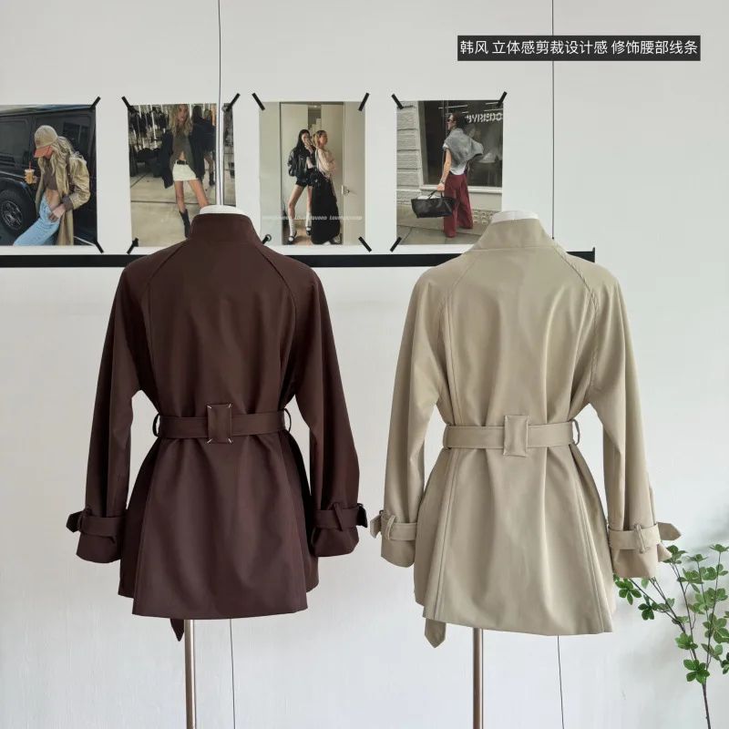 Trench da donna di media lunghezza, nuovo stile autunnale 2025, sensazione di fascia alta, vita stretta, legato, cappotto elegante da donna.