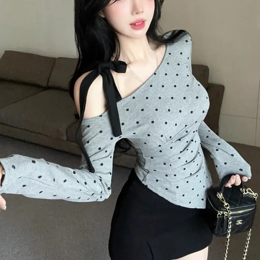 Grey Polka Dot Slanted Shoulder Long-sleeved T-shirt Women's 2025 Spring New Pleated Sweet and Spicy Top