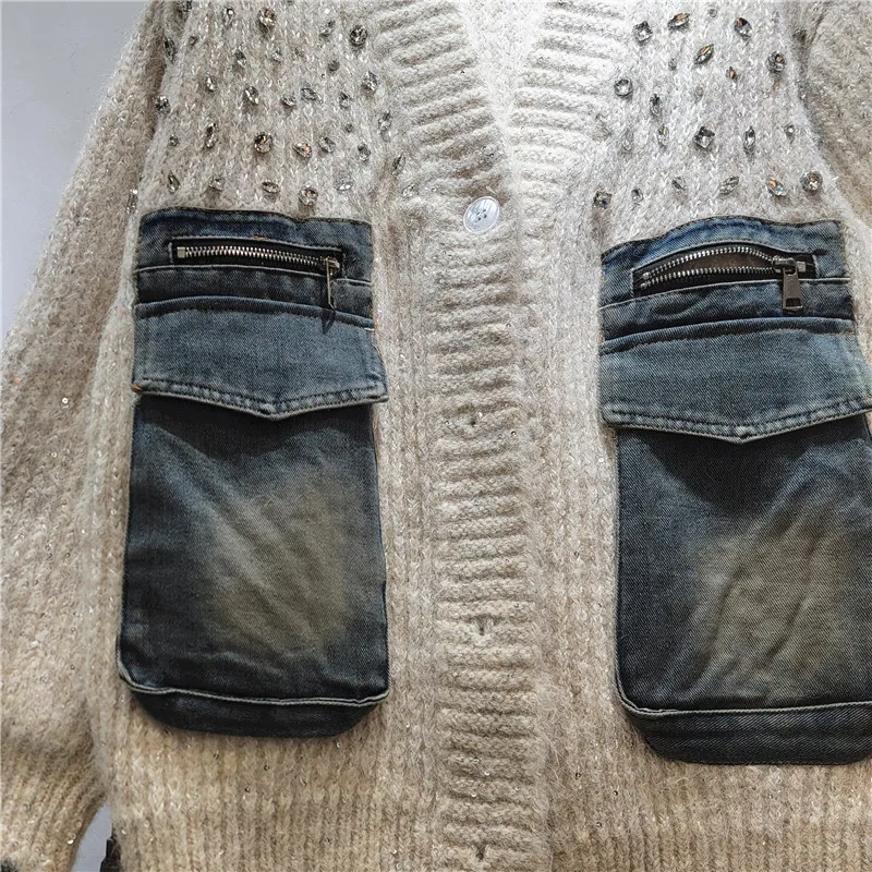 เสื้อคาร์ดิแกนถักไหมพรม WTHT รุ่นใหม่ทันสมัยสำหรับผู้หญิง ประดับเพชรแบบ Heavy Industry กระเป๋าเดนิม แขนยาว คอวี สำหรับฤดูหนาว ปี 2025 รุ่น 1LS2773