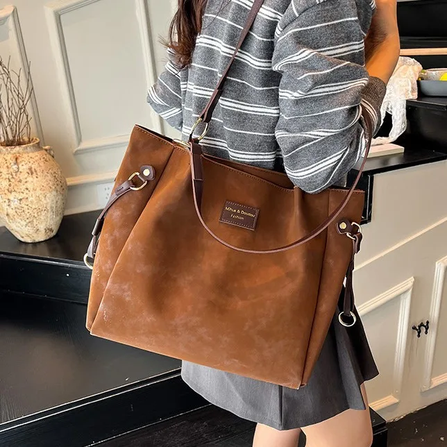 Vintage Large Capacity Tote Bag 2026 New Personalized Trendy Fashion Light Luxury Shoulder Crossbody Bags