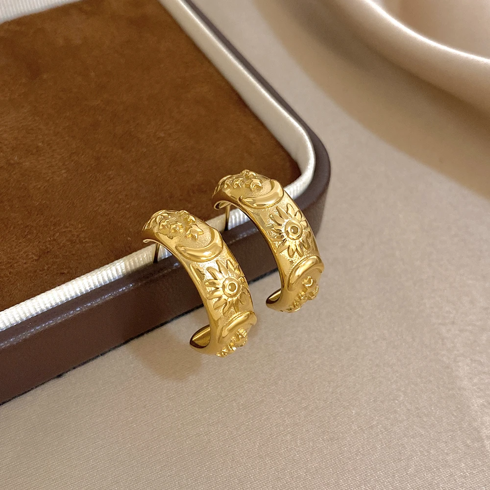 Anting-anting berbentuk C dari baja tahan karat minimalis untuk wanita anting-anting kancing bulan matahari bintang berukir retro hadiah perhiasan tahan air