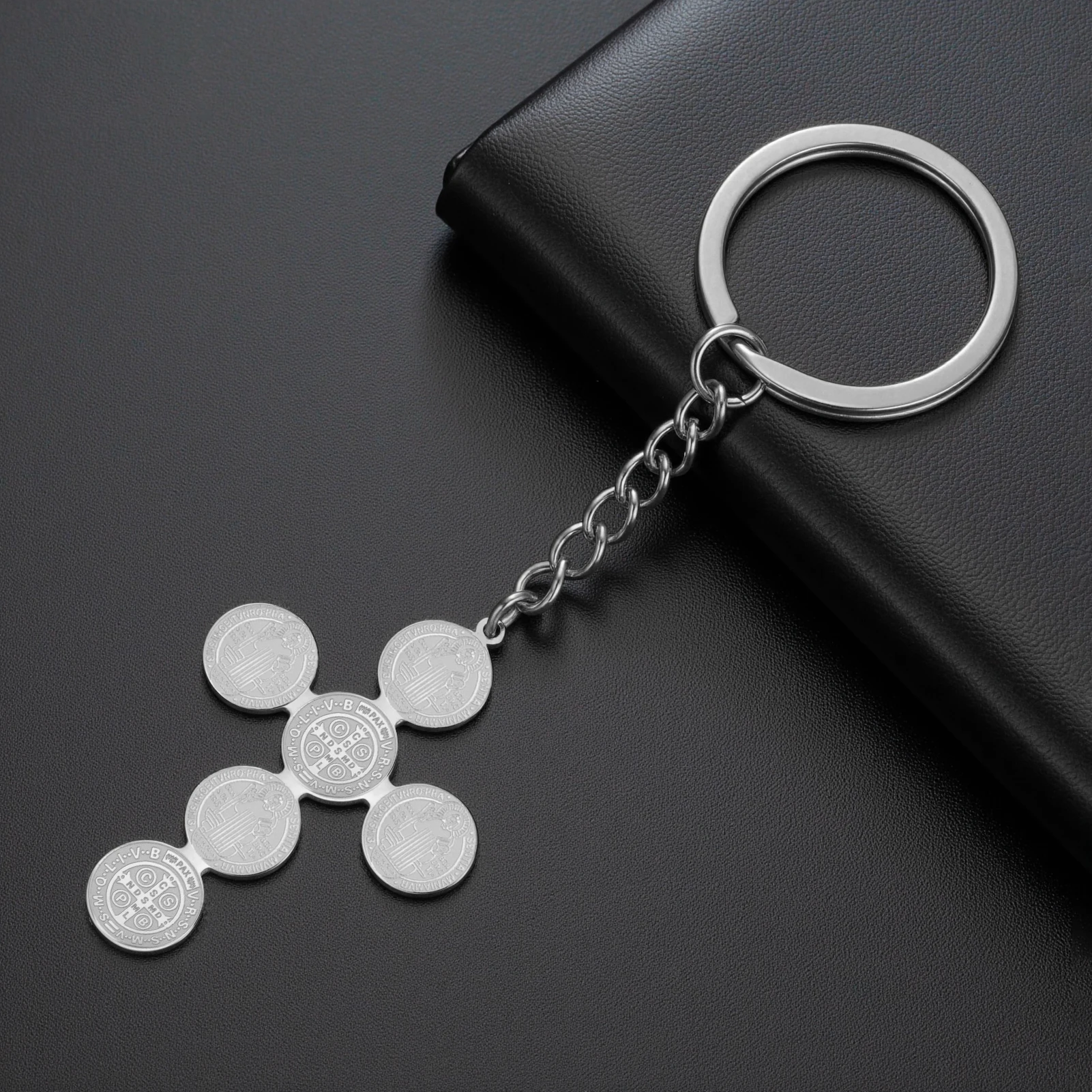 COOLTIME Doppelseitiger Heiliger Benedikt-Kreuz-Anhänger, Schlüsselanhänger, Glücks-Talisman, Edelstahl-Schmuck, 2026, neue Ausgabe – Detail 5