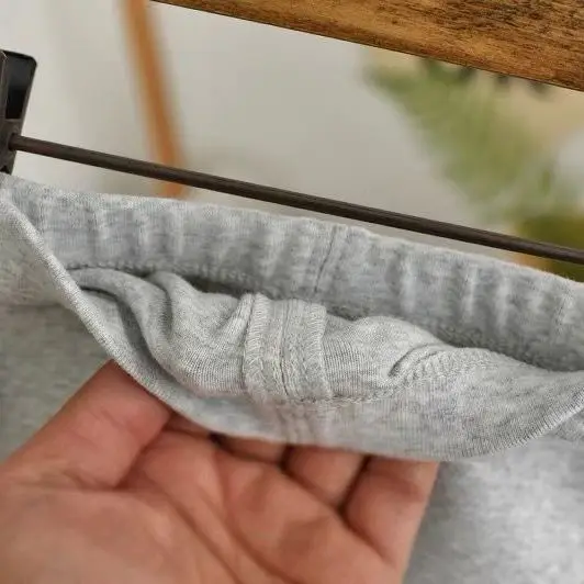 Modne, dopasowane spodnie dla dziewczynek na wiosnę i jesień, stylowe długie spodnie dla maluchów i młodszych dziewcząt.