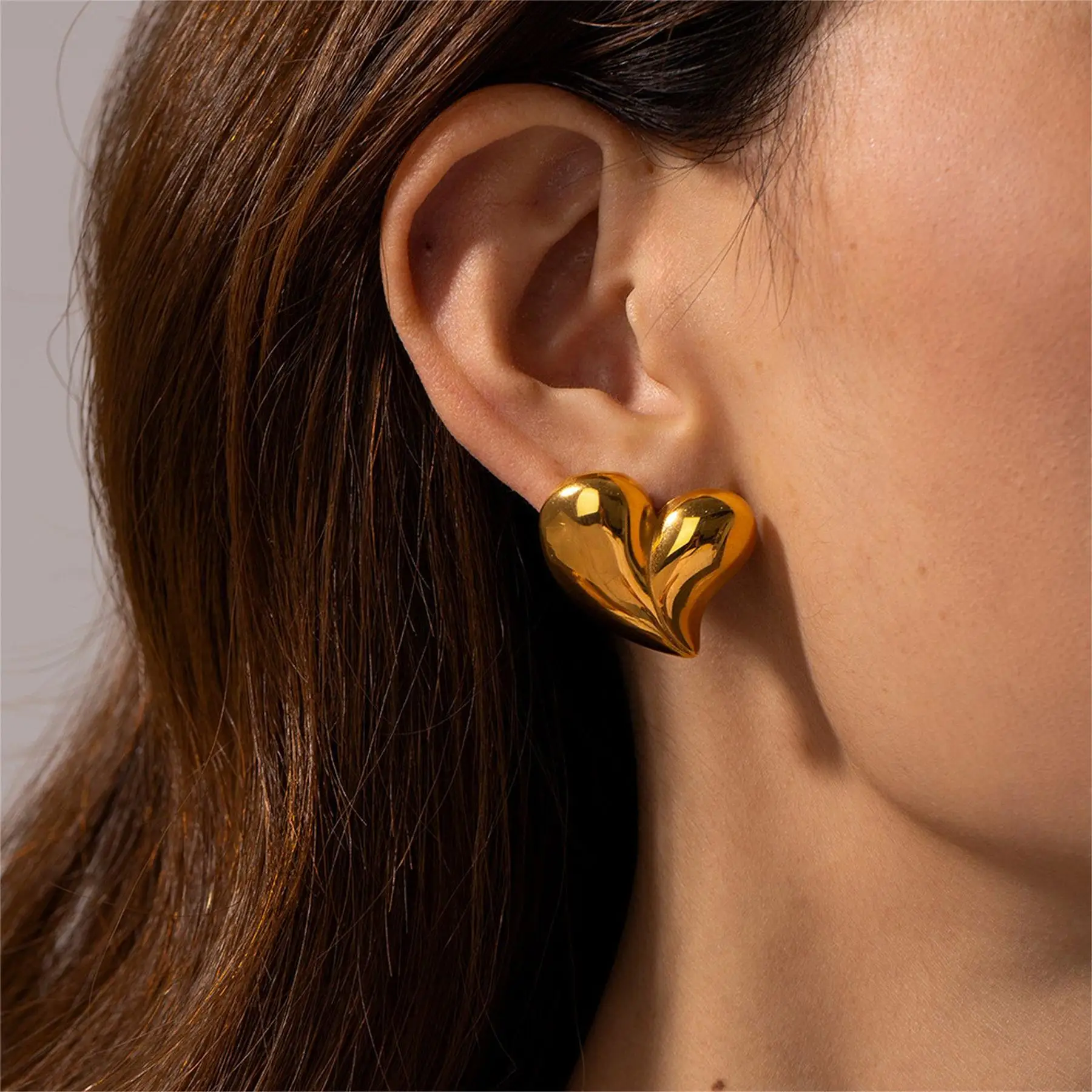 Schicke Liebes-Herz-Ohrringe aus Edelstahl, goldfarben, anlaufgeschützt, trendiger Modeschmuck für Frauen, klobiger Stil