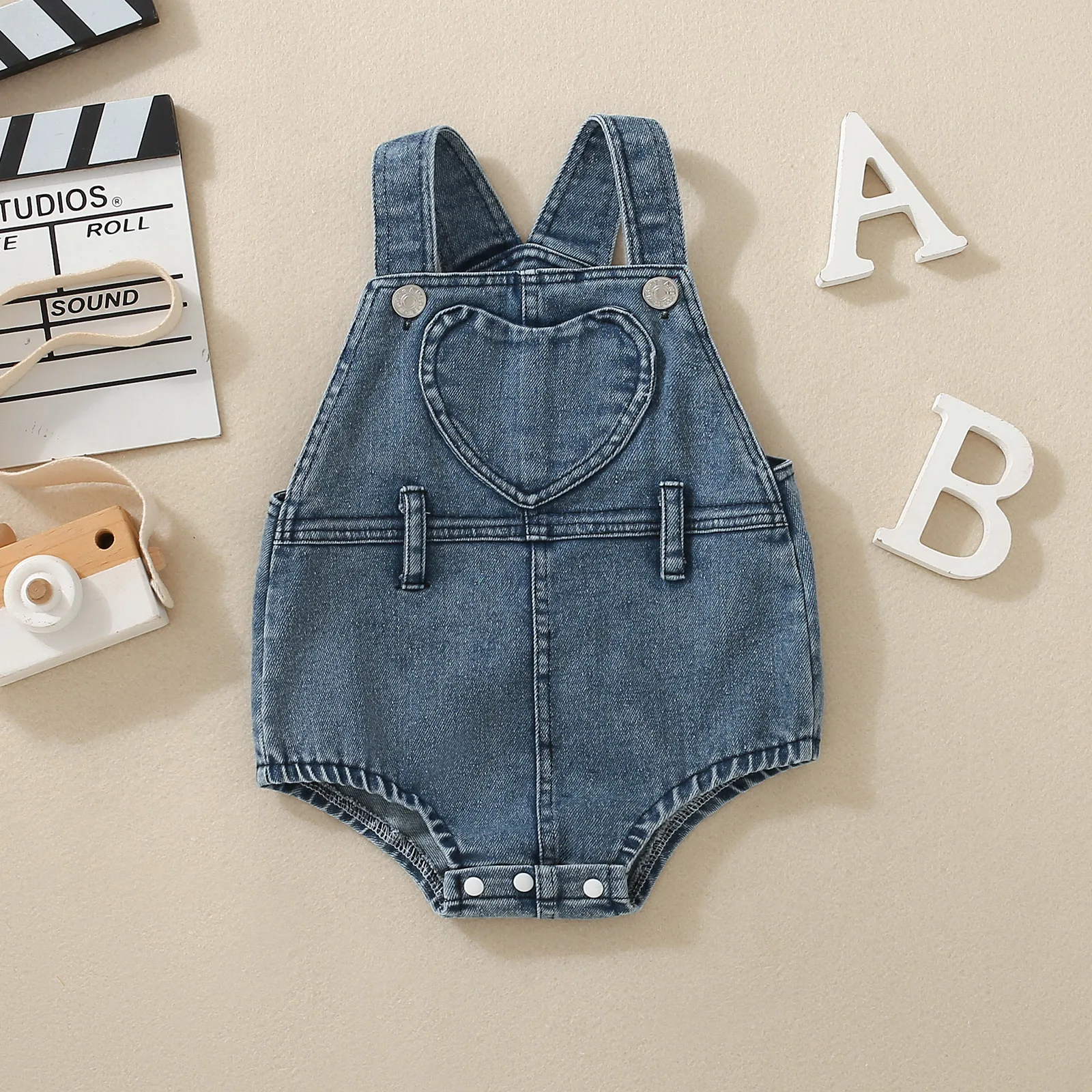 Herzgemusterte Denim-Overalls für Babys, Säuglingskleidung mit Trägern, süßes Kleinkind-Outfit