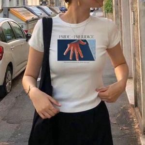 Kaos Pride and Prejudice Adegan Fleksibel Tangan Kaus Y2K 90-an Kemeja Sastra Jane Austen Kaus Pencinta Buku Pemberley Feminis Booktok 12 penjualan terbaik patung mr darcy - №