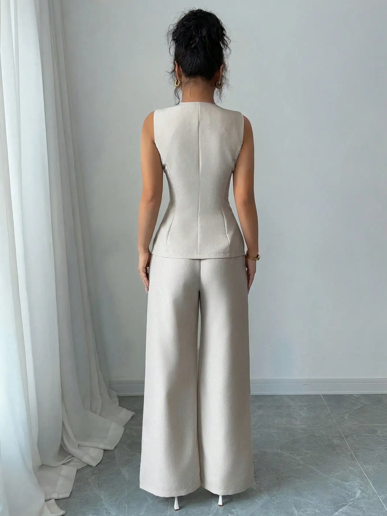 Conjunto Feminino Elegante de Colete Sem Mangas com Botões e Calças de Perna Larga para Escritório ou Uso Casual