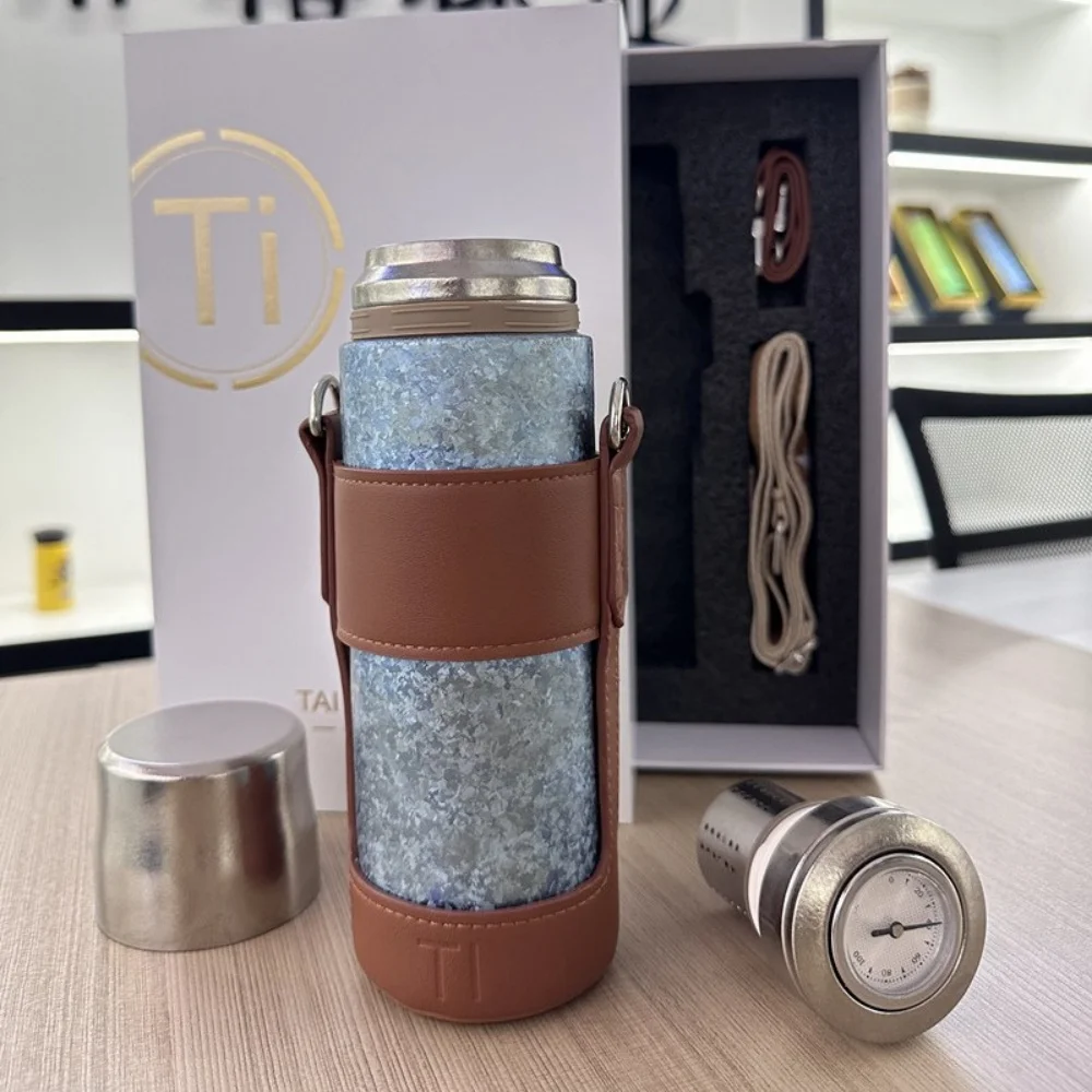 

Титановая термобутылка для воды с двойными стенками, вакуумной изоляцией и механическим дисплеем температуры для использования на открытом воздухе