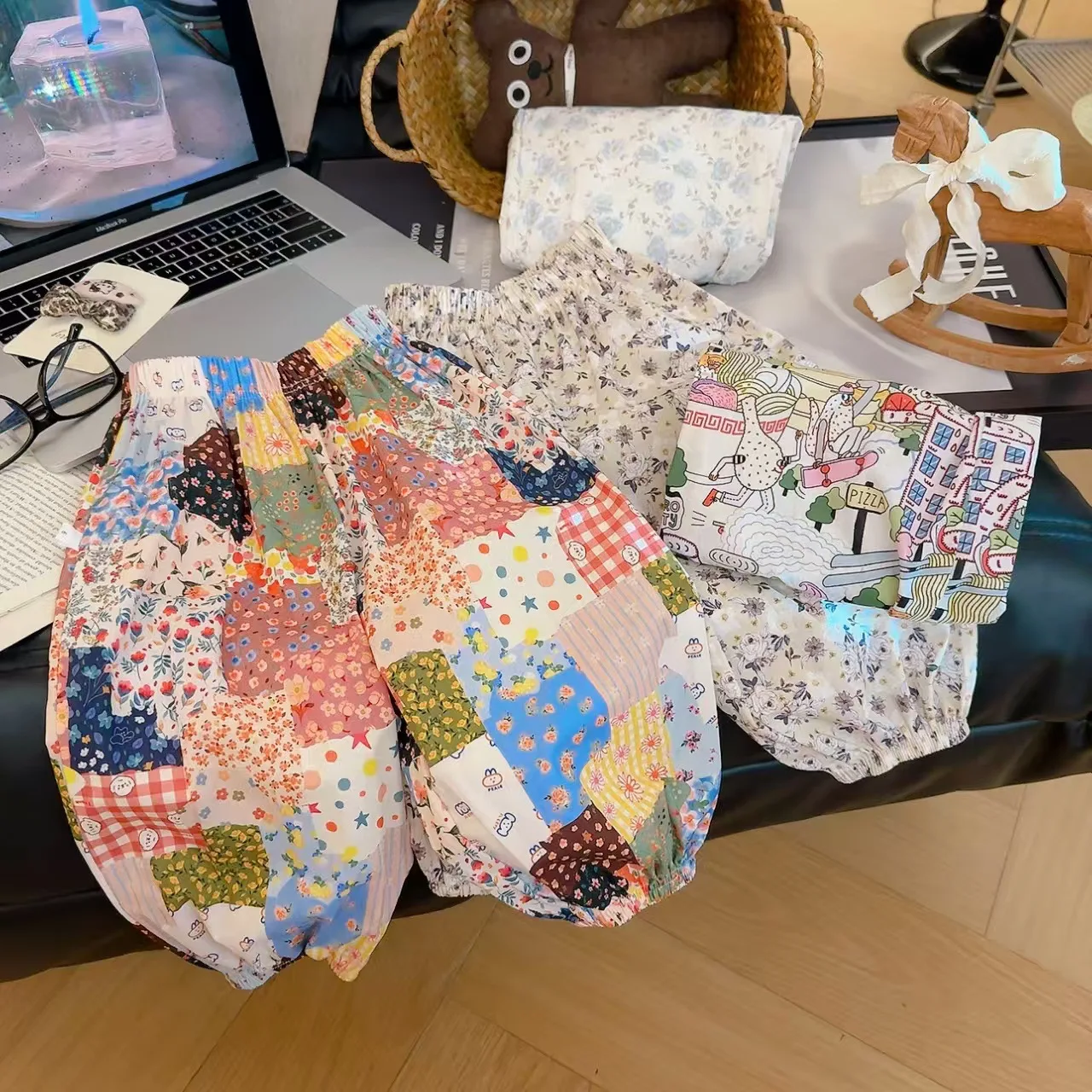 2026 Sommer Kinderhosen mit Blumenmuster aus Baumwolle, leichte Mädchen-Bloomers im pastoralen Stil, Anti-Mücken-Hosen für Jungen – Detail 1