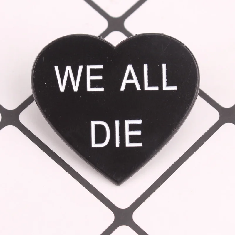 Gotischer herzförmiger „WE ALL DIE“-Knopfnadel – edgyes Zubehör für Taschen, Hüte, Jacken – Detail 3