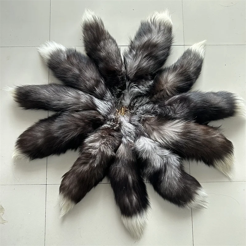 Natural Fox Fur Tail Keychain Furry 2024 Chic y2k Beautiful Accessory Length 35 cm Car Keychains For Women