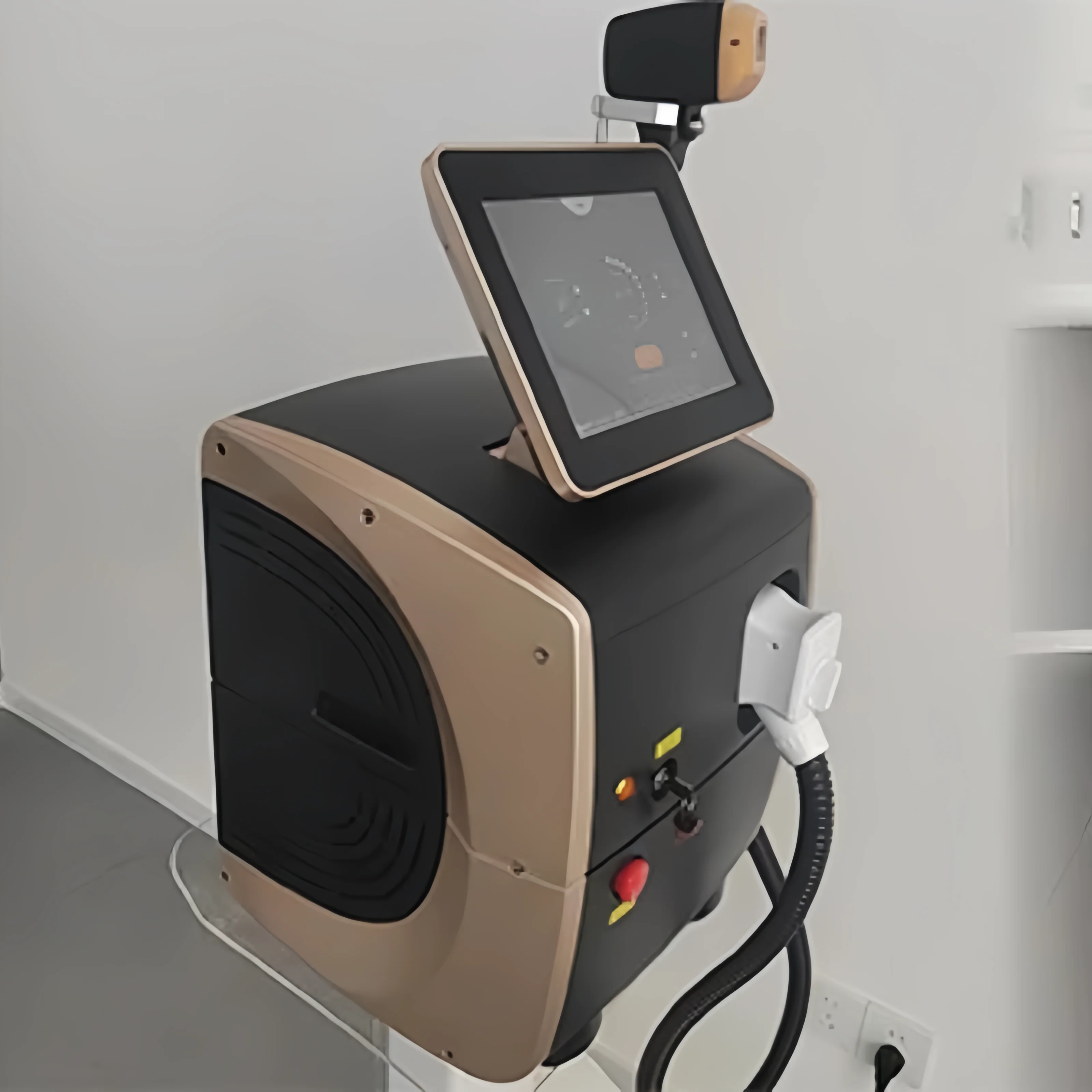 آلة إزالة الشعر بالليزر ديود آمنة وغير مؤلمة دائمة 808NM 755NM 1064Three أطوال موجية تكنولوجيا البلاتين الجليدي الرعاية البدنية