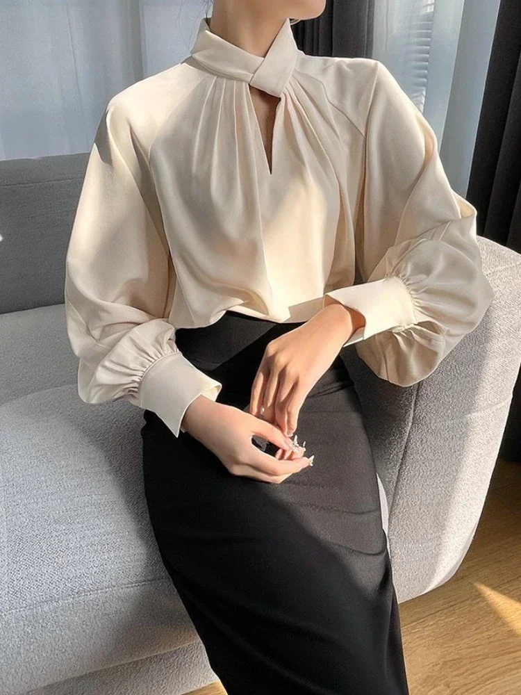 Camicetta da donna con colletto alla coreana e maniche a lanterna. Design dal temperamento elegante. Camicia da donna alla moda. Camicie larghe da donna da ufficio solide