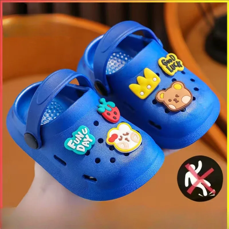 

Новые летние детские тапочки для мальчиков и девочек, мультяшные милые сандалии, крутые спортивные тапочки для малышей, нескользящие садовые пляжные туфли