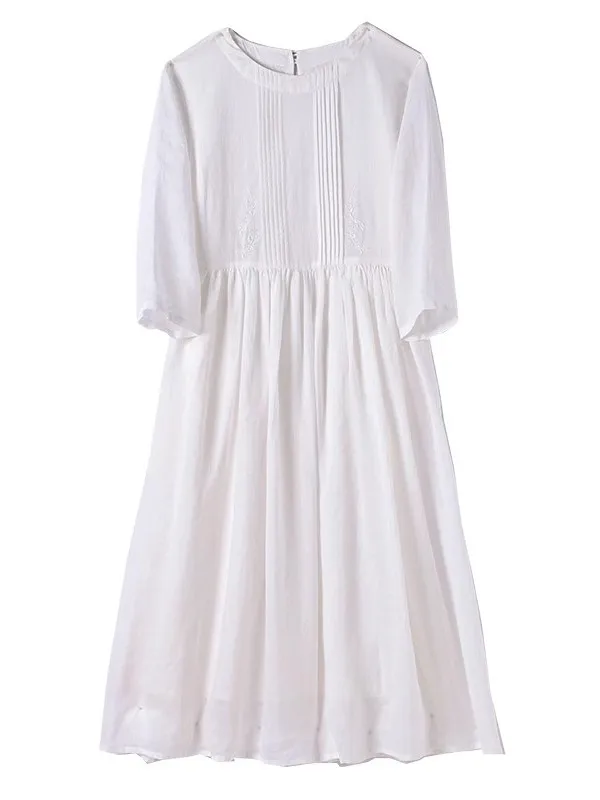 فستان أنيق أبيض مطرز من القطن والكتان بتصميم A-Line، خفيف الوزن يمنح إحساسًا بالحكاية الخيالية، تنورة متوسطة الطول لموسم الصي...