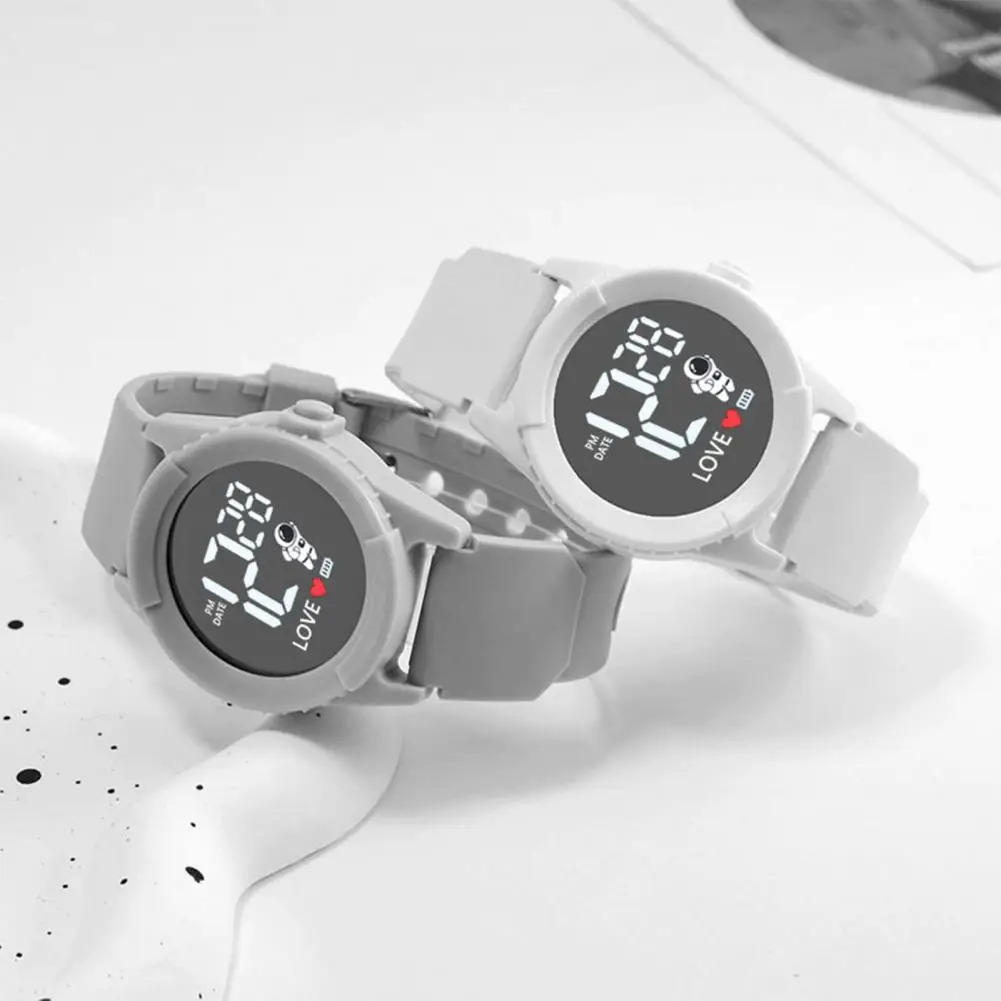 

Wristwatch Unisex Astronaut Print Digital Watch with Mirror Screen Soft Strap for Students Couples Sports Enthusiasts