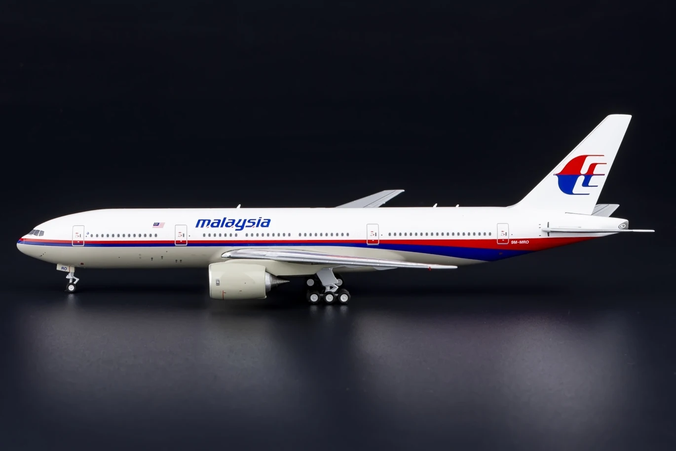 72052 Alloy Collectible Plane Gift NG Model 1:400 Malaysia Airlines Boeing B777-200ER Diecast Aircraft Jet Model 9M-MRO