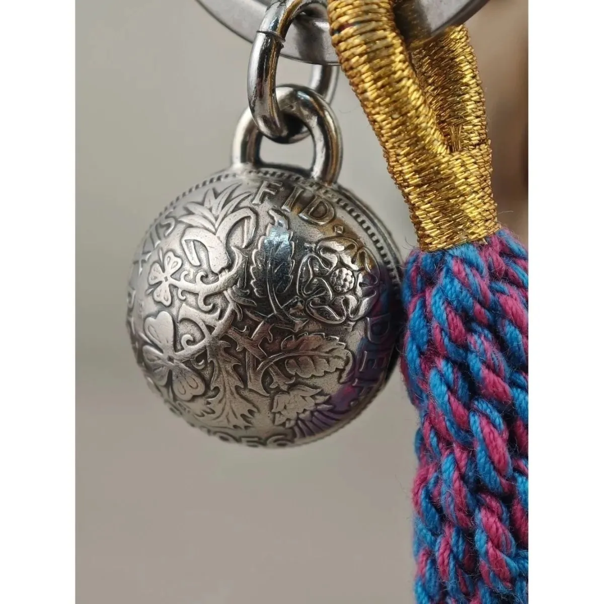 

Британский брелок с подвеской в виде колокольчика Sixpence с двойным цветком