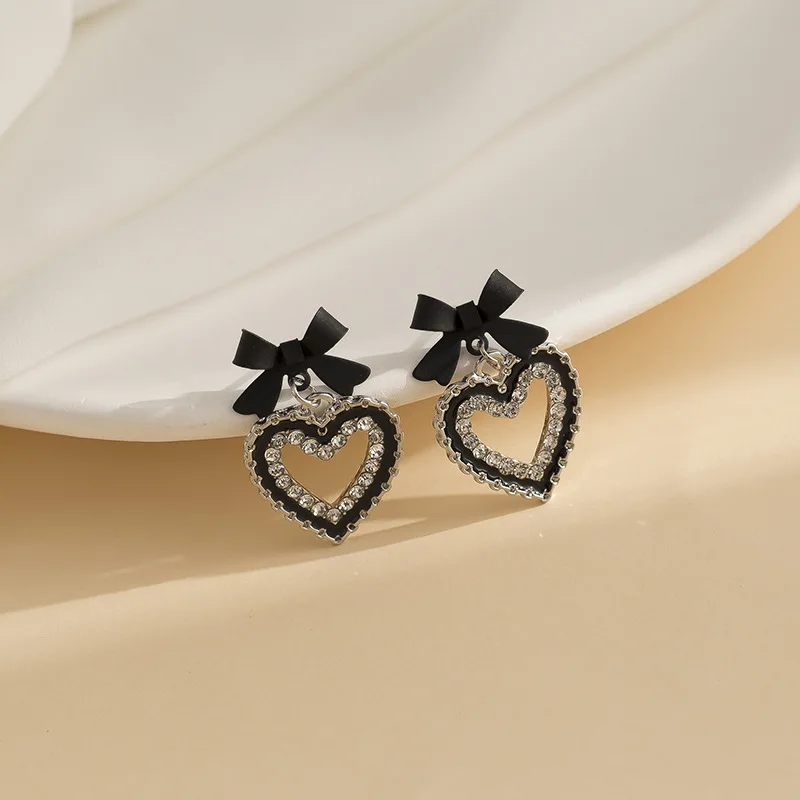 New Fashion Black Bow Mosquito Coil Clip on Earrings for Women Elegant Crystal Enamel Heart Pendant Earrings Banquet Jewelry