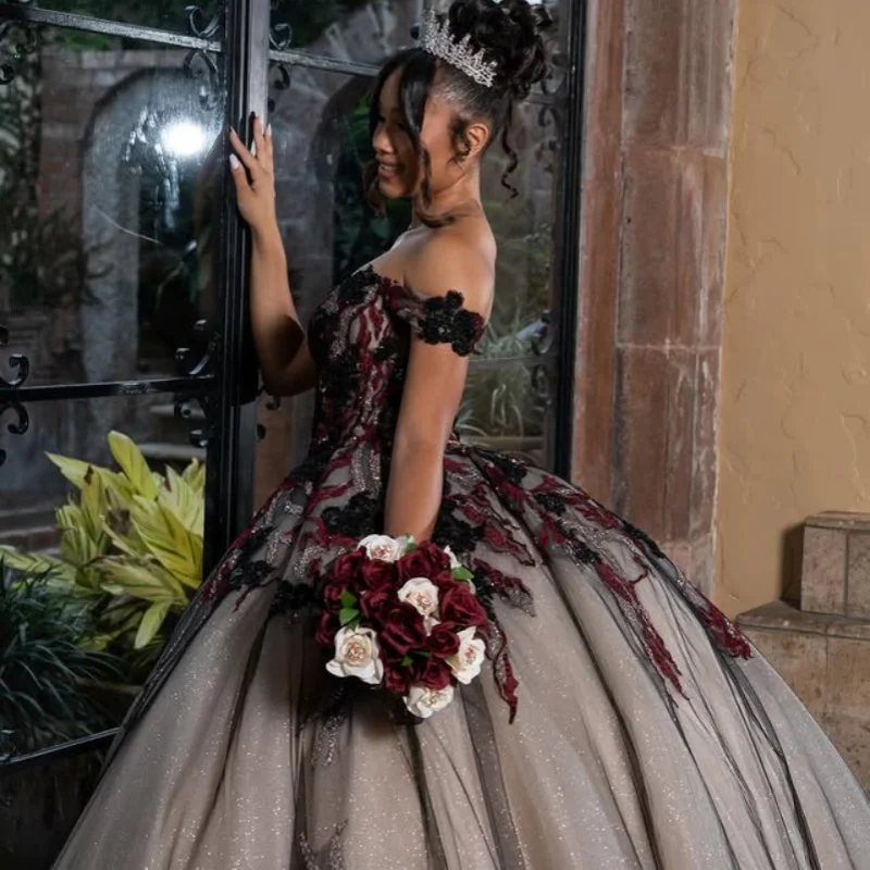 Robe Quinceanera gris foncé brillant, épaules dénudées, dentelle, cristal, paillettes, fleur, décalcomanie, robes de 15 Quinceanera ﻿ Personnalisé