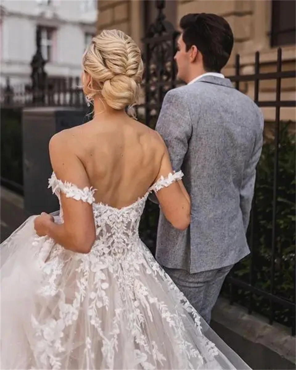 Abiti da sposa personalizzati con scollo a cuore, illusione, cinturino per spaghetti, bottoni applicati, abiti da ballo per abito da sposa con strascico da cappella 2025