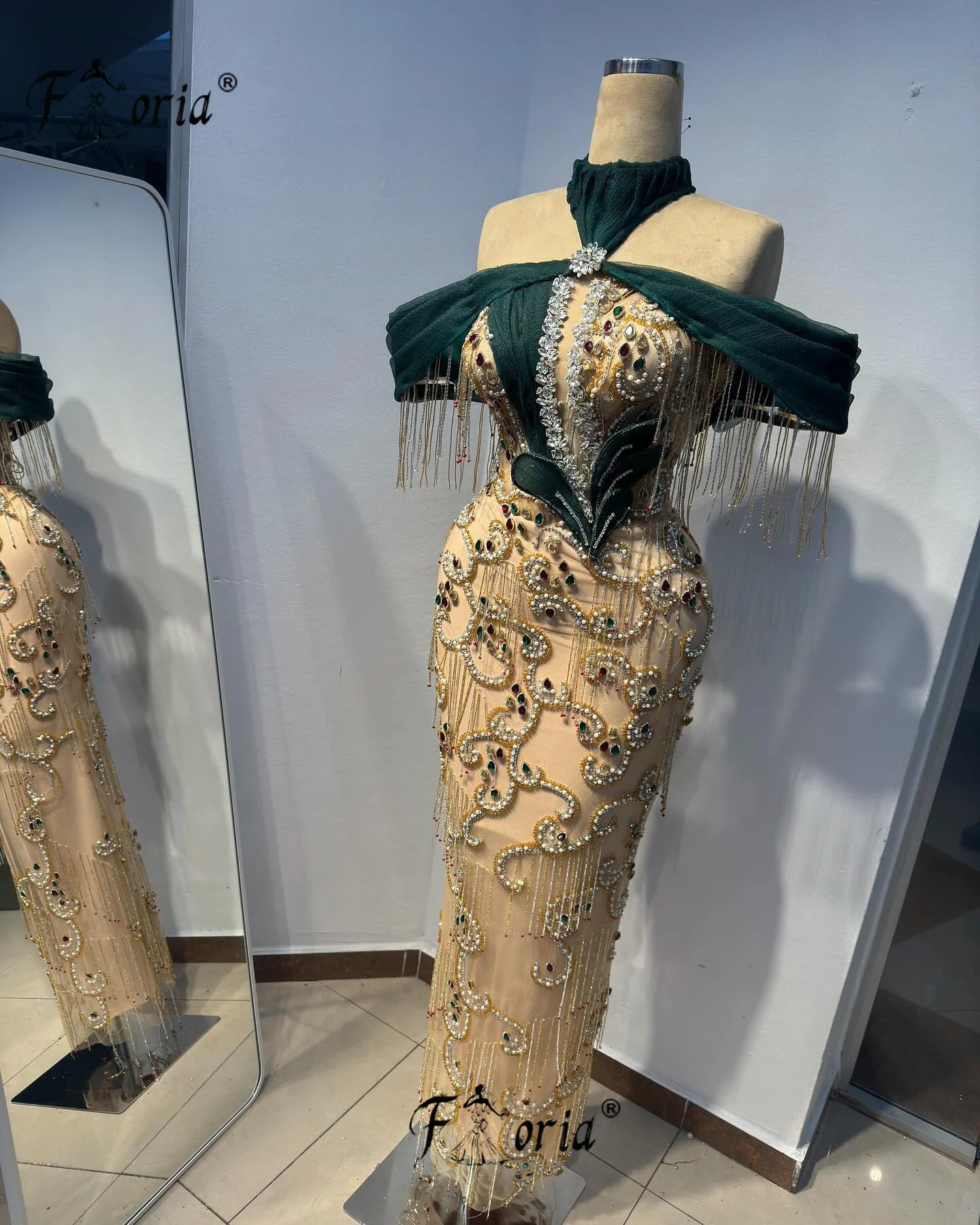 ชุดราตรีทรงเมอร์เมดประดับคริสตัลและลูกปัดเต็มตัว งานฝีมือประณีต ประดับพู่ห้อย ดีไซน์หรูหราแบบดารา  สามารถสั่งตัดได้