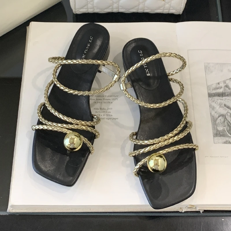 

Летние модные женские шлепанцы с узким ремешком, металлические сандалии с застежкой на носок, женские повседневные тапочки с открытым носком, массивные сандалии, женские шлепанцы