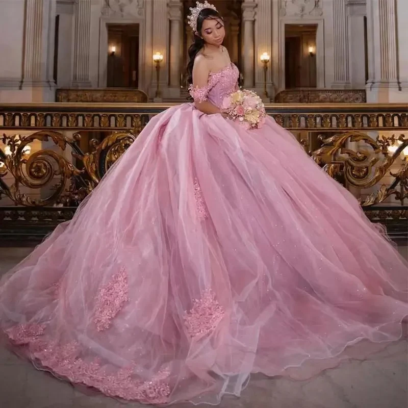 Розовые платья с открытыми плечами для Quinceanera 2024, кружевной корсет с цветочной аппликацией и шнуровкой на спине, наряды принцессы для конкурса, свадебная одежда